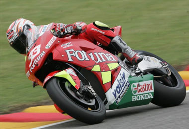 Marco Melandri's Honda looks more like a Ducati every time I look at it... 