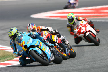 Chris Vermeulen manages to pass Barros and Hayden on one lap...