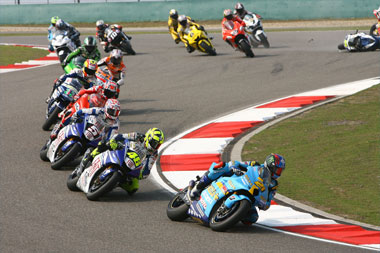 John Hopkins leads Rossi, Edwards, Stoner and the rest of the pack on lap one. Huge Ducati horsepower advantage not shown.