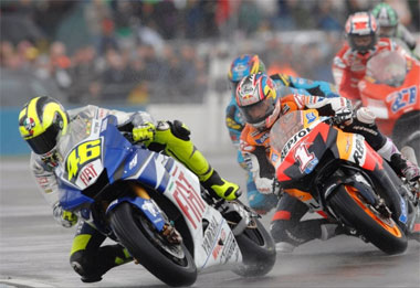 Rossi shows the secret to riding in the wet. A black visor means you can't see the puddles. And if you can't see them they can't slow you down... 