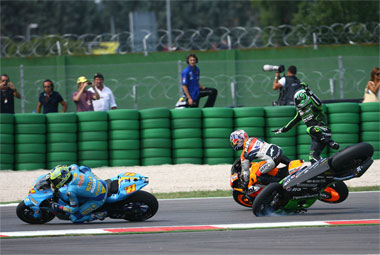de Puniet goes for the pillion seat on Pedrosa's Honda only to realise that they haven't fitted one...