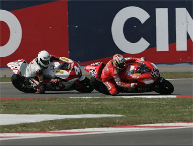 Alex Barros even gave Capirossi a hard time during the best ever performance the d'Antin team have been lucky enough to enjoy. Good on him...