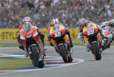 Stoner and hayden get all crossed up. Pedrosa refuses to join in.