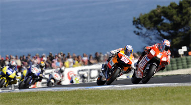 The leading pair make a break. Halfway through the first lap... Toesland, Lorenzo and the rest can only watch...