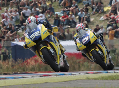 Toseland and Edwards look great as the do their formation flying at the bottom of that long drag. Shame they're at the back of the field, but they'll be back at the front soon enough...