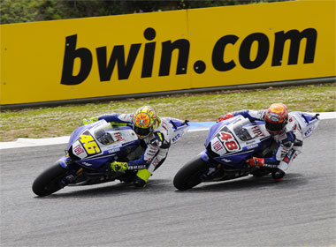Rossi gets out-Rossi'd by Lorenzo in a classic pass worthy of the master himself...
