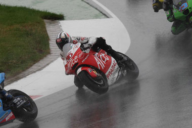 It makes a change to see a picture of Sylvain Guintoli - one of the nicest guys out there - so I thought we'd adjust that...