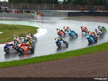 The pack, shortly after the off. Chaos hasn't yet started properly... (No larger picture)