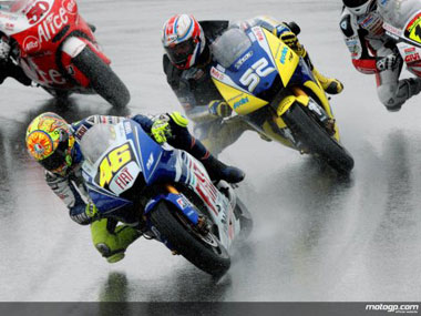 Rossi being harried by Toseland shortly before both of them remembered their places in life and adjusted their speeds accordingly... (No larger picture)