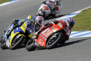 Onto the race and Casey Stoner finds himself in the unusual situation of having to actually fight for position...