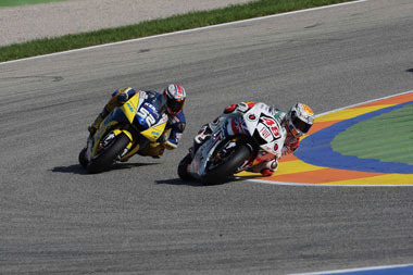 Factory vs private. Lorenzo, also with a cool paint job, makes the most of his advantage over Toseland...