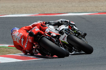Stoner chases down de Puniet as both of them enjoy one of the best rides of the season (Pic: Ducati)