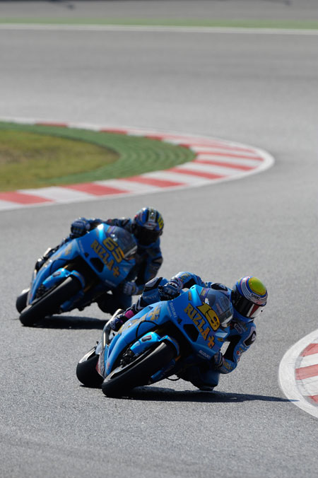 Alvaro Bautista shows a complete lack of respect. Or perhaps he's just leading an old geezer around. No, I'll go for the former... (Pic: Suzuki)