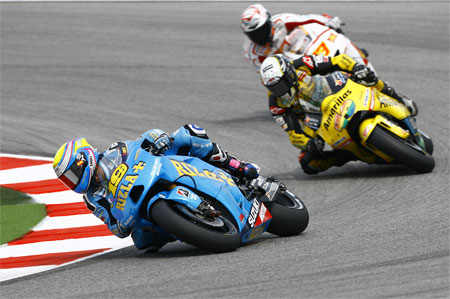 The only real action of the race, as Alvaro Bautista demonstrates that he finally learned to ride the Suzuki (Pic: Suzuki)