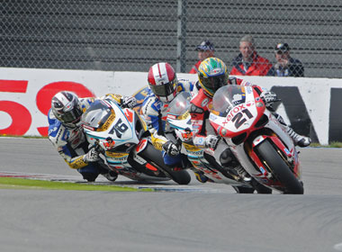 Now that's what we call close racing. Bayliss leads Kagayama leads Neukirchner.