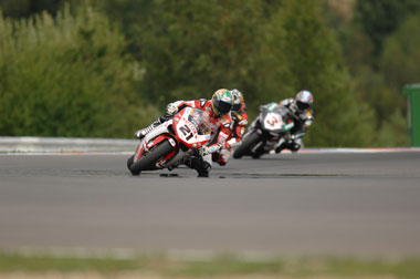 Bayliss and Corser mucking around in practice - much the same as it would be all weekend... Biaggi looks on and wonders.