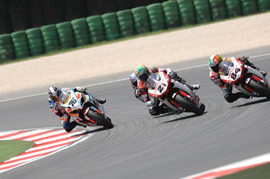 More close racing at the front of the pack. Biaggi's there just behind Bayliss...