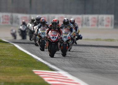Coming out of the frankly terrifying Curva Grande at around 170mph, the pack now has to brake hard for a chicane...
