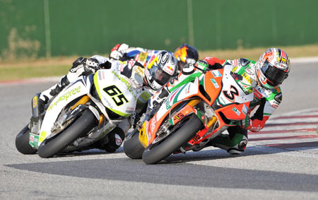 Race two and Max Biaggi is in front of Rea and Haslam for a moment. (Pic: Aprilia)