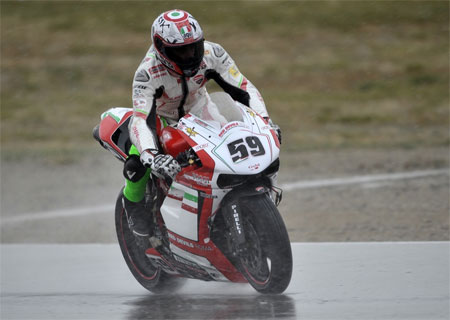 It wasn't very nice on Saturday and for some of Sunday. Niccolo Canepa gets wet... (Pic:InFront)